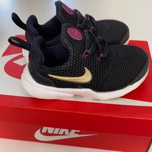 🦄 Nike Shoes - Size 8 Toddler Black with Gold